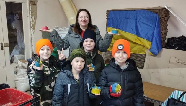 Чернівецька гімназія відправила на фронт майже 50 тисяч окопних свічок Чернівецька гімназія відправила на фронт майже 50 тисяч окопних свічок